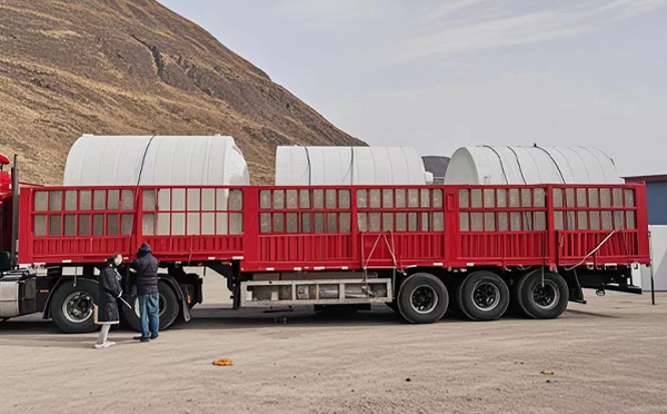 宕昌塑料桶装车完毕准备运输中