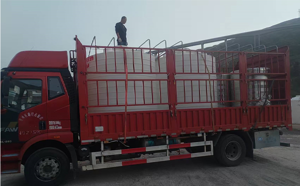 宕昌立式运输桶安排发货现场